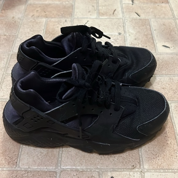 Nike All Black Huarache Sneakers - Picture 5 of 7